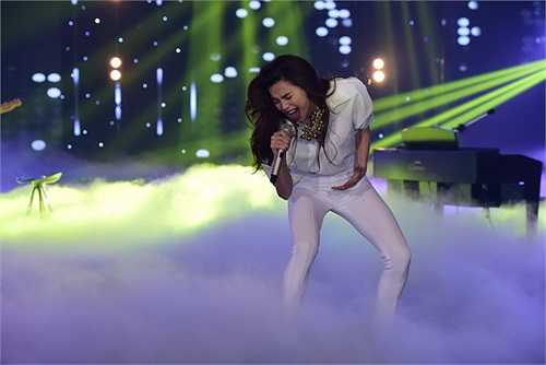 Đôi chân dài miên man của nữ ca sỹ được khoe tối đa.