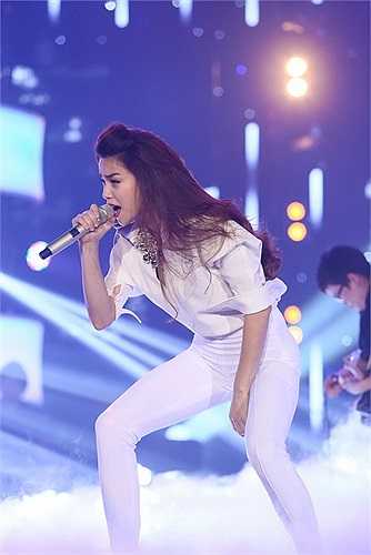 Sở hữu vóc dáng đẹp, nên Hồ Ngọc Hà luôn nổi bật trên sân khấu.