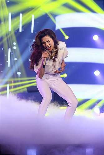 Ăn mặc giản dị nhưng khó ai có thể phủ nhận vẻ đẹp rạng ngời của vợ Cường Đô la.