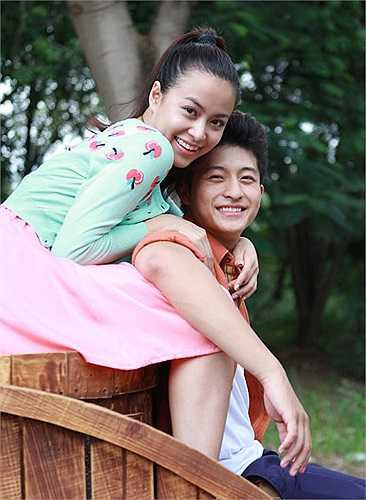 Ngay từ khi bộ phim còn đang bấm máy, đã có những thông tin về việc nảy sinh tình cảm giữa hai người.