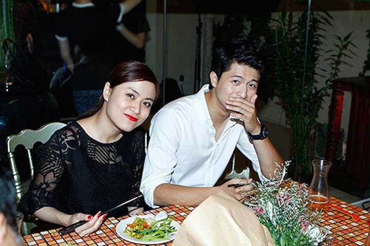 Việc họ ngồi cạnh nhau hay xuất hiện cùng nhau đã thành chuyện 'như cơm bữa'.