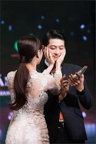 Những cử chỉ thân mật của họ không khiến ai cũng ngầm hiểu rằng chuyện 'phim giả tình thật' của họ đã thực sự thành sự thật.