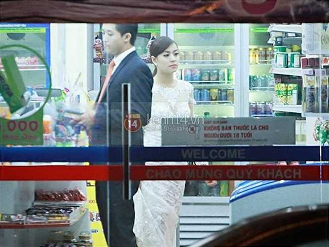 Không chỉ xuất hiện ở lễ trao giải Cánh diều vàng, cả hai còn bị bắt gặp đi mua đồ cùng nhau.