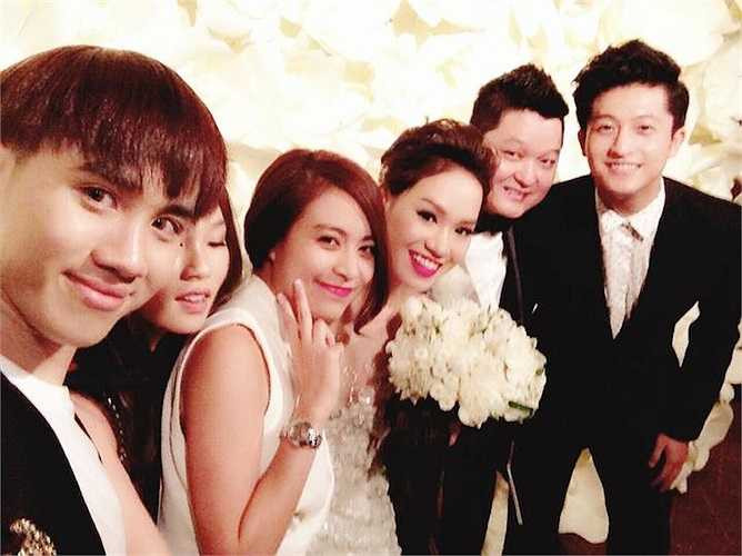 Đám cưới của cô bạn thân Trà My Idol, Hoàng Thùy Linh cũng 'lôi' Harry Lu theo, dù hai người không xuất hiện cùng lúc như một chiêu 'đánh lừa dư luận'.