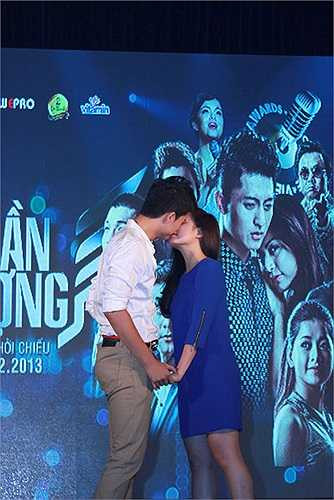 Khi được yêu cầu hôn nhau họ cũng hôn.