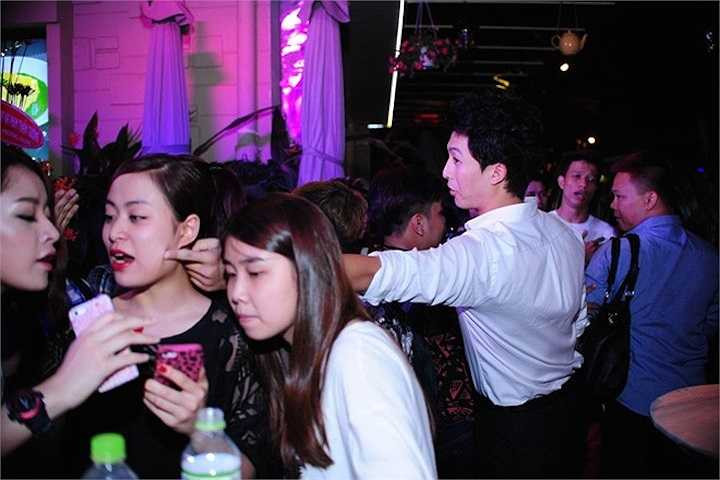 Thi thoảng, công chúng lại bắt gặp họ có những cử chỉ trêu chọc rất tình cảm.