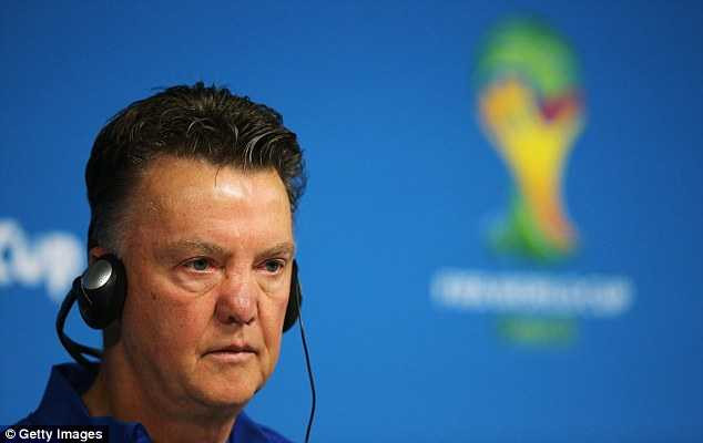 Van Gaal tố cáo FIFA