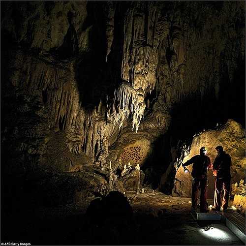 Các nhà thám hiểm làm việc bên trong hang động thời tiền sử