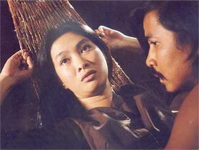 'Sống trong sợ hãi' của đạo diễn Bùi Thạc Chuyên với cảnh ân ái giữa nhân vật Tải (Trần Hữu Phúc) với người vợ trên chiếc võng và bên cạnh là đứa con nhỏ đang say giấc tạo được hiệu ứng mạnh mẽ