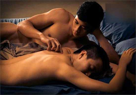 Trong Hot boy nổi loạn, câu chuyện về thằng Cười, cô gái điếm và con vịt, nhiều khán giả phải đỏ mặt khi thấy Hồ Vĩnh Khoa và Lương Mạnh Hải quấn lấy nhau trên giường. 