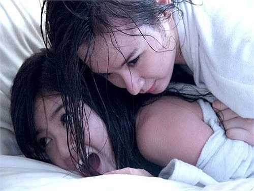 Trong phim Biết chết liền của đạo diễn Lê Bảo Trung, hot girl Lilly Luta có nhiều phân đoạn nhạy cảm cùng Angela Phương Trinh khi hai cô gái cùng diễn cảnh nóng trong phòng ngủ. Theo Zing