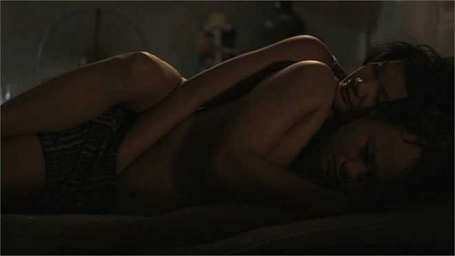 Hình ảnh một bà cô đêm đêm phải sử dụng những viên đá nhỏ để kìm nén dục vọng, một người vợ mạnh bạo thọc tay vào trong quần của chồng, cảnh làm tình trên ghềnh đá, ... đã đưa 'Bi, đừng sợ' liệt vào danh sách những phim Việt 'bạo' nhất từ trước tới nay. 