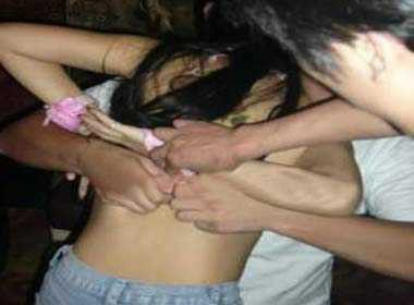 Rủ bạn đi uống cà phê, hai thanh niên thay nhau hãm hiếp