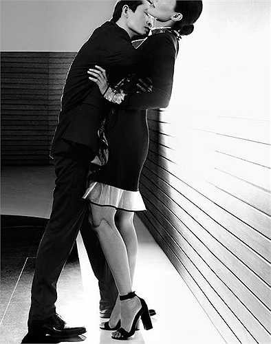 Bộ ảnh mang tên 'Tình yêu phim kinh dị' với tông màu trắng đen bí ẩn và quyến rũ. Cặp nghệ sỹ Việt nổi tiếng thế giới diện trang phục của các hãng thời trang đẳng cấp như Prada, Valentino, Giorgio Armani, Dior Homme...