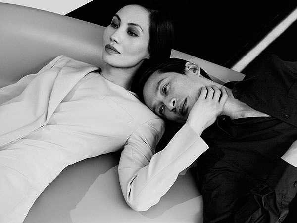 Bộ ảnh cũng lấy cảm hứng từ tình yêu lãng mạn của cặp đôi ngoài đời thực cũng như trong điện ảnh. Yên Khê là 'nàng thơ' của Trần Anh Hùng trong nhiều bộ phim như 'Xích lô', 'Mùi đu đủ xanh'... Ngoài đời, vợ chồng đạo diễn gốc Việt cũng luôn quấn quýt bên nhau.