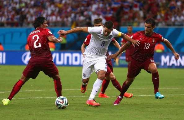 Dempsey cố gắng vượt qua hậu vệ Bồ Đào Nha