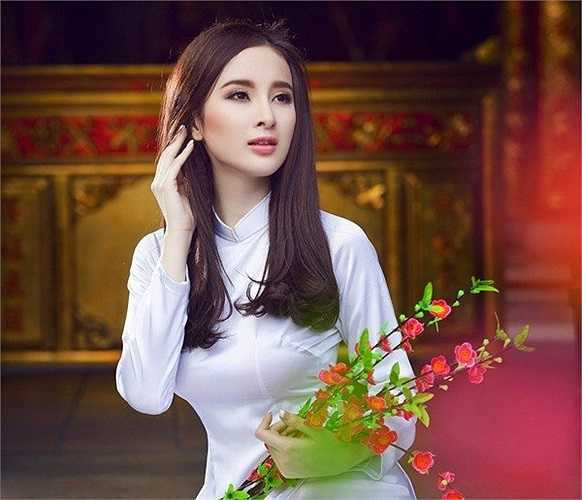 Từ những ngày đầu thay đổi hình ảnh từ thiếu nữ vị thành niên sang hình tượng sexy nóng bỏng, Angela Phương Trinh đã có những phát ngôn táo bạo về đàn ông. Trong một bài phỏng vấn năm 2012, 'bà mẹ nhí' cho biết cô là người đẹp nên không thiếu đàn ông theo đuổi. 