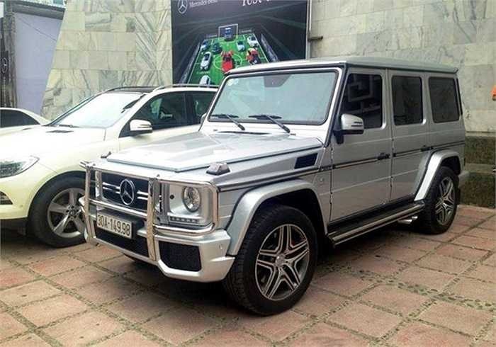 Chính thức cập bến Việt Nam hồi cuối tháng 2 vừa qua, hiện đã có tới 3 chiếc Mercedes G63 AMG đeo biển Hà Nội. Trong ảnh là chiếc Mercedes G63 AMG màu bạc mang biển 30A-149.98 ở Hà Nội.