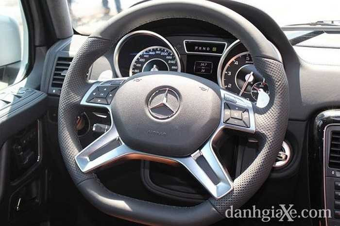 G63 AMG được trang bị những công nghệ mới và hiện đại nhất như cụm đèn pha bi-xenon hình tròn với đèn LED chiếu sáng ban ngày, gương chiếu hậu tích hợp đèn báo rẽ hệ thống đa phương tiện COMAND Online, màn hình màu 7 inch đầy nổi bật. Bảng đồng hồ AMG đầy đủ thông tin...