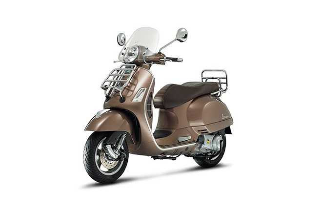 Vespa GTS Touring được thiết kế dành cho những khách hàng đam mê khám phá những hành trình dài. Do đó, mẫu xe ga này được trang bị kính chắn gió, giá để đồ phía trước và sau xe, cốp chứa đồ dung tích lớn phía dưới yên xe. 