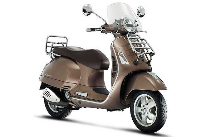 Trên thân xe được gắn dòng chữ Touring ở phía sau yếm xe. Đối với phiên bản Vespa GTS Touring, người dùng có tùy chọn màu sơn nâu Sienna đặc biệt.