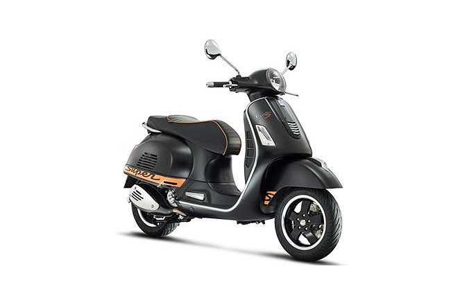 Trong khi đó, phiên bản Vespa GTS SuperSport nổi bật với lớp sơn mờ đen, cùng dải chữ Super màu vàng chạy dọc thân xe. Logo Vespa ở phần đầu xe được gắn kèm với chữ “S”. Bên cạnh đó, đường chỉ khâu trên yên xe cũng có màu cam, ăn khớp với cách trang trí xe. 