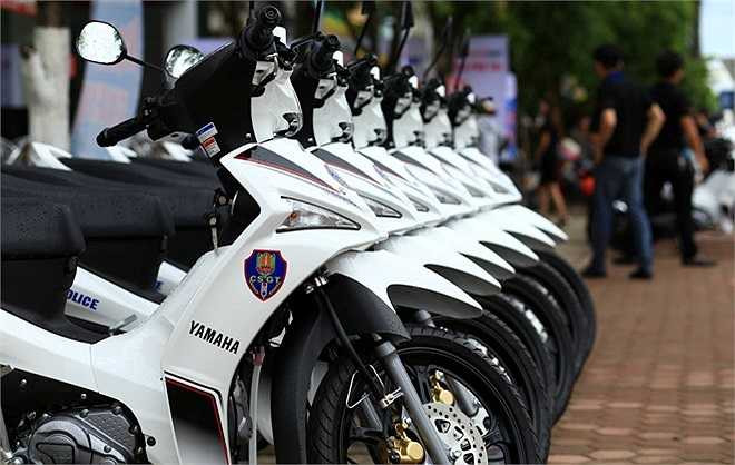 Trong lần tặng xe này, 20 chiếc Sirius RC Fi 2014 đã được Yamaha thiết kế với bộ tem đặc biệt, có gắn dòng chữ và huy hiệu của lực lượng cảnh sát giao thông trên nền sơn xe màu trắng.