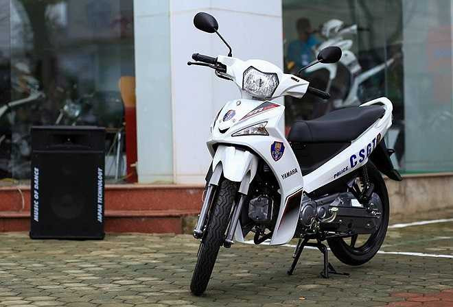 Sirius RC Fi 2014 là mẫu xe số mới được ra mắt tại thị trường Việt Nam hồi tháng 3 năm nay. So với phiên bản Sirius trang bị phun xăng điện tử đời đầu tiên, phiên bản mới có một số thay đổi ở thiết kế. Phần yếm trước liền mạch. Ốp nhựa phía trong yếm được sơn cùng màu với màu tổng thể của xe. 