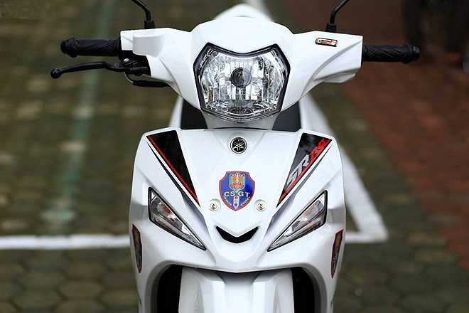 Thiết kế cụm đèn pha đa diện và có gắn logo “Fi”. Bên cạnh đó, biểu tượng của lực lượng cảnh sát giao thông cũng được dán phía đầu xe.