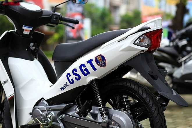 Đuôi xe Sirius Fi có thiết kế thon gọn, phần tay nắm vuốt nhọn và được sơn cùng màu với thân xe. Thân xe chỉ dán duy nhất dòng chữ “CSGT” và huy hiệu. Mẫu xe trang bị cho cảnh sát giao thông tỉnh Hà Tĩnh là phiên bản vành đúc. 