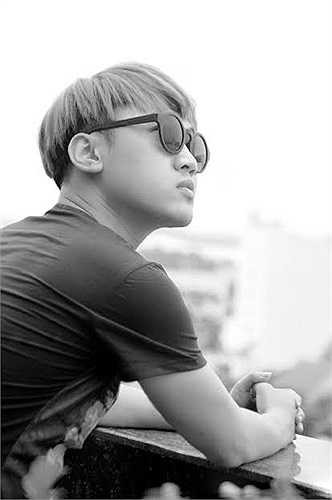 Don Nguyễn bước đầu nổi lên với những clip hát nhép, sau đó tham gia vào những dự án âm nhạc nhỏ và một số bộ phim điện ảnh, truyền hình.