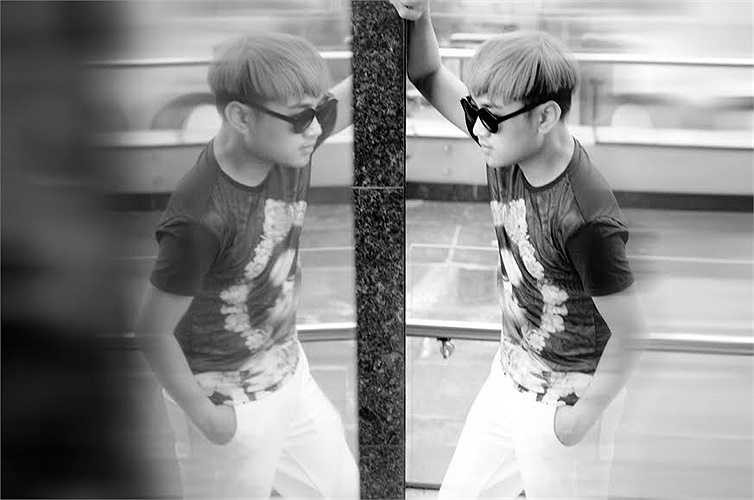 Không có lợi thế về ngoại hình, nhưng anh biết được điểm yếu để chọn cho mình những trang phục hợp với vóc dáng nhỏ bé nhưng không kém phần tươi trẻ và bắt mắt.