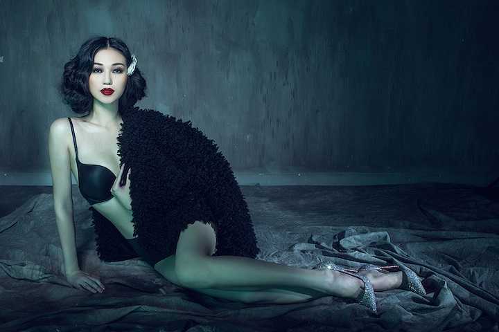 Nhưng cô cũng tranh thủ chụp những bộ hình mới để gửi tặng đến khán giả.