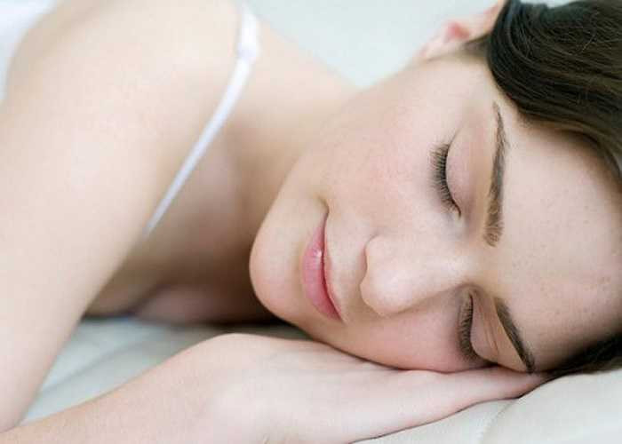 Cải thiện chứng mất ngủ. Pha 2 muống canh giấm táo với 2 muỗng canh mật ong cùng với một ly nước ấm, uống trước khi đi ngủ sẽ cải thiện chứng mất ngủ khá tốt.