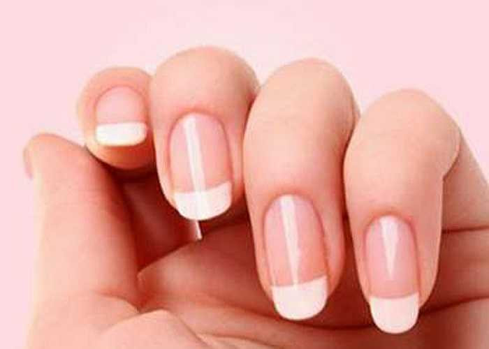 Nấm móng tay và chân: Cắt phần móng bị nấm mốc rồi ngâm tay hoặc chân vào hỗn hợp giấm trắng pha loãng với nước ấm trong khoảng 10 phút. Thường xuyên thực hiện động tác nói trên sẽ mang lại kết quả trị nấm móng như mong muốn.