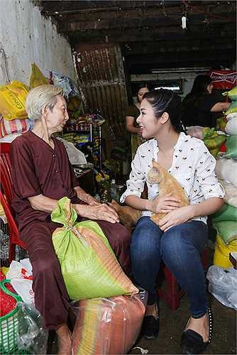 Gần đây dư luận đặc biệt quan tâm đến trường hợp cụ bà Lê Thị Quý, hiện đã 80 tuổi, sống một mình tại căn nhà cũ nát ở quận Bình Thạnh, TP HCM, cùng 50 chú chó, mèo bị bỏ rơi.