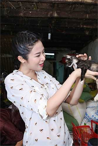 Ngọc Hân rất yêu quý động vật nên nhân chuyến công tác tại TP HCM vừa qua, cô tranh thủ ghé thăm bà và gửi tặng những món đồ gia dụng cần thiết, thực phẩm cũng như thăm hỏi, động viên bà cụ. 