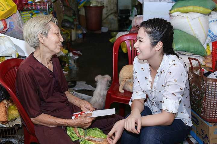 Sau khi lắng nghe những câu chuyện về cuộc đời và những chú mèo trong ngôi nhà, Ngọc Hân cũng gửi tặng cụ một số tiền nhỏ để đỡ đần những chi phí sinh hoạt cho cụ.