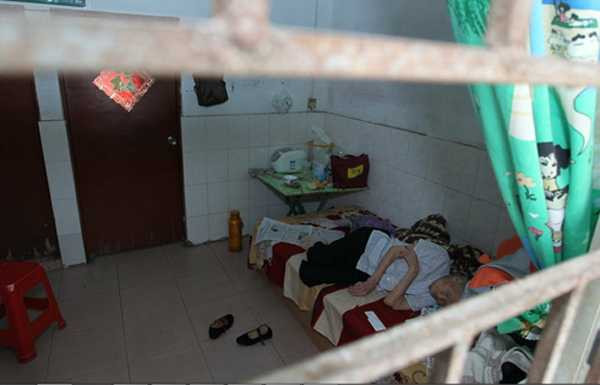 Phẫn nộ con trai ngày ngày tra tấn mẹ già tàn nhẫn