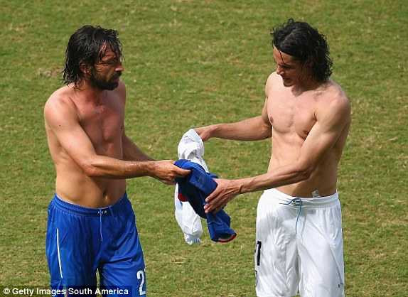 Pirlo và Cavani đổi áo cho nhau