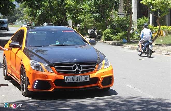 E-Class coupe vốn là chiếc xe sang thể thao, gây ấn tượng bởi ngoại hình góc cạnh đặc trưng trong ngôn ngữ thiết kế của Mercedes thời gian gần đây. Tuy nhiên, chủ nhân của nó đã lắp thêm bộ bodykit của hãng độ Wald, khiến chiếc xe càng trở nên hầm hố. Xe được xưởng độ Wit Tuning ở Sài Gòn hoàn thiện cách đây không lâu. 