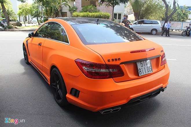 E-Class coupe là một chiếc sedan được hạ thấp vòm mái và bỏ bớt hai cửa, vì vậy nó có không gian khá rộng rãi và sang trọng. 