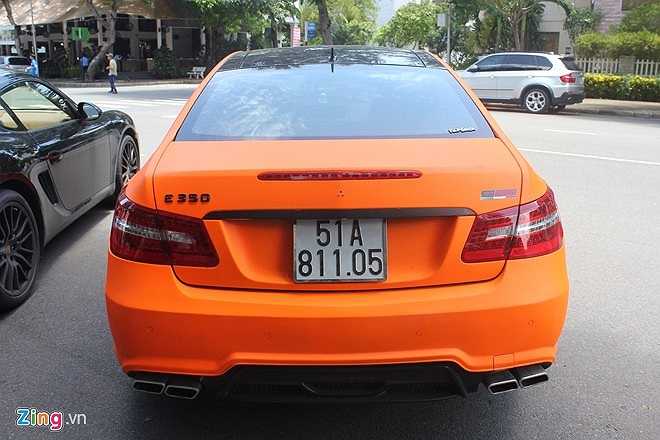 Phần đuôi gây chú ý bởi hệ thống 4 ống xả kiểu AMG và nẹp bằng sợi carbon.