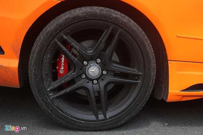 Bộ mâm AMG với mâm trước kích thước 18x8J ET40, vỏ xe cỡ 225/40R18, mâm sau cỡ 18x9J ET35 vỏ cỡ 255/35R18.