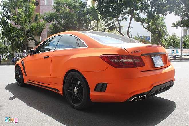 Ngoài bộ bodykit độc đáo, điểm gây ấn tượng nhất trên chiếc xe phải kể đến lớp sơn decal phủ bằng vật liệu sao su tổng hợp, có thể dễ dàng lột bỏ khi không thích, nhờ vậy chiếc xe có thể dễ dàng thay đổi màu sắc, trong khi vẫn không bị mất nước sơn zin. 