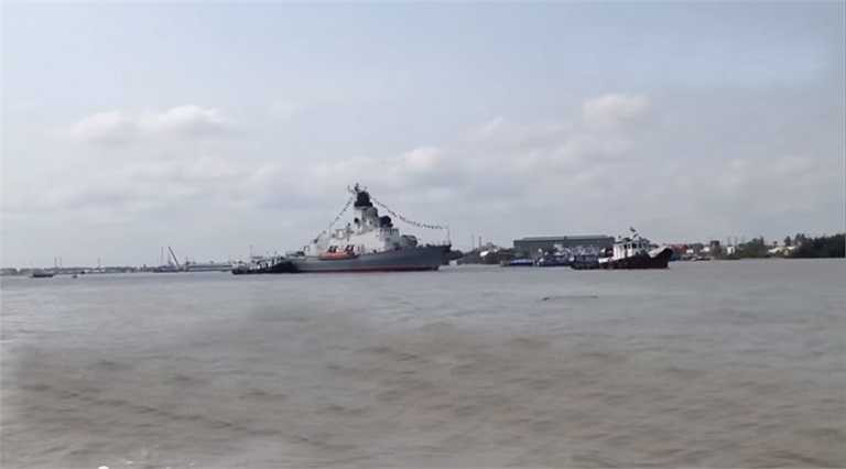 Molniya có lượng giãn nước toàn tải 510 tấn, dài 56,9m, rộng 10,20m, mới nước (toàn tải) 2,5m. Thủy thủ đoàn vận hành tàu khoảng 40 người. 