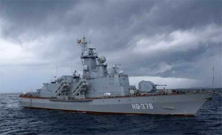 Để làm được điều đó, Molniya được trang bị hệ thống tên lửa hành trình chống tàu Kh-35 Uran-E (tầm bắn 130km, trên lý thuyết có thể diệt tàu 5.000 tấn) với 16 đạn tên lửa được bố trí ở 4 bệ phóng 2 bên sườn tàu. 