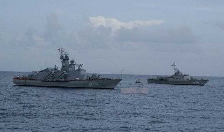 Ngoài hệ thống tên lửa Uran-E, tàu Molniya trang bị một pháo hạm tự động AK-176M cỡ nòng 76,2mm dùng để tiêu diệt mục tiêu tầm gần trên biển, hoặc khi cần pháo có thể bắn mục tiêu trên không. Pháo AK-176M đạt tốc độ bắn 120 phát/phút, tầm bắn 15km. 