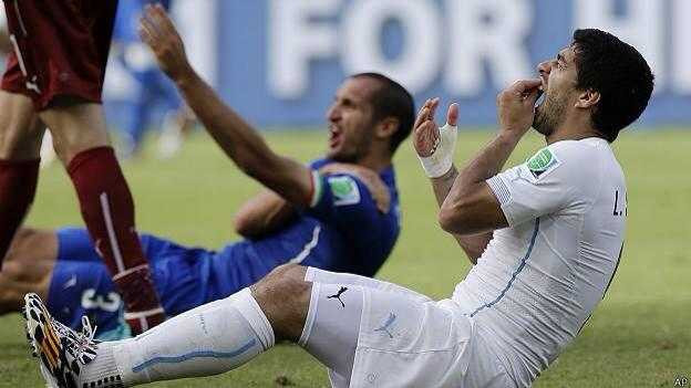 Pha xô xát gây tranh cãi giữa Suarez và Chiellini.