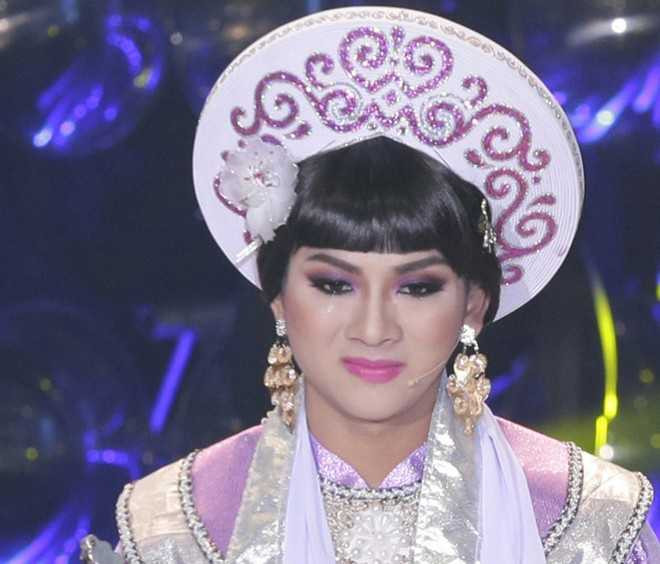 Hình ảnh Hoài Lâm hóa thân thành nghệ sĩ cải lương Thanh Nga và Thanh Sang trong vở tuồng kinh điển Tiếng trống Mê Linh (Ảnh: An Trần). 